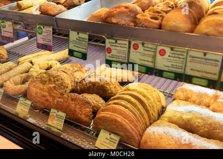 NAXOS, Griechenland - 24. Mai 2017: Verschiedene Arten von traditionellen griechischen Kuchen in der Konditorei. Stockfoto