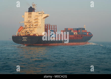 Das kleine Containerschiff BINDIIPSA verlässt den East Lamma Channel in Hongkong, China Stockfoto