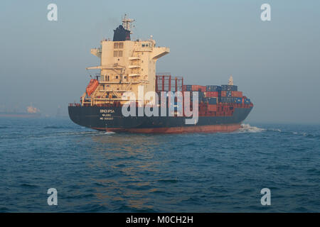 Containerschiff, BINDIIPSA, verlässt den East Lamma Channel, Hongkong, China. Stockfoto