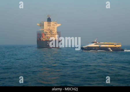 Containerschiff, BINDIIPSA, verlassen den Osten Lamma Kanal, Hongkong, eine lokale SeaCat Fähre vorbei Achteraus. Stockfoto