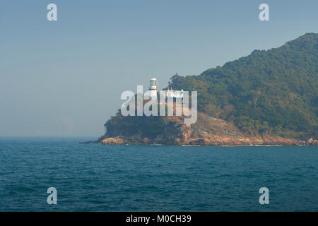 Das Historische Grüne Insel Leuchtturm auf der westlichen Punkt der Grünen Insel, Victoria Harbour und Hong Kong. Stockfoto