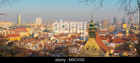 Bratislava - Panoramablick auf die Skyline der Stadt vom Schloss im Abendlicht. Stockfoto