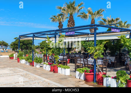 NAXOS, Griechenland - 24. Mai 2017: Traditionelles griechisches Restaurant in Chora Stadt an der Küste der Insel Naxos, Griechenland. Stockfoto