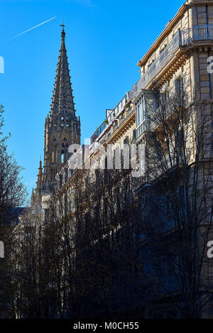 Der Glockenturm der Kathedrale Buen Pastor (Kathedrale von der Gute Hirte) von San Sebastian. Blick von Bilbao entfernt. Gipuzkoa, Baskenland, Spai Stockfoto