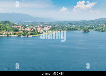 Lago Maggiore, Stadt von Angera, Italien. Luftaufnahme von Angera, der Bruschera Oase und die kleine Insel Partegora Stockfoto