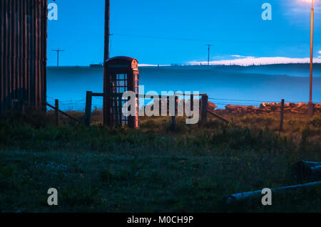 Eine Landschaft Farbe Bild einer britischen Telefonzelle auf einem nebligen Abend im Juni auf der Isle of Islay, Schottland. 10. Juni 2012 Stockfoto