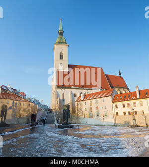 Bratislava - St. Martins Dom aus Süd- und Gedenkstätte des Holocaust. Stockfoto