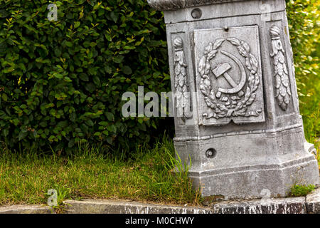 Hammer und Sichel auf eine Laterne in Petrosawodsk in Karelien, Russland. Stockfoto