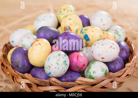 Bunte Ostereier Süßigkeiten in einem Korb Stockfoto