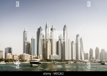 Meer Blick auf den Jachthafen von Dubai Skyline in 2017 Stockfoto