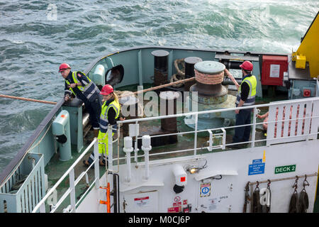 Caledonian Macbrayne Fähren Crew vorbereiten, Tarbert, Isle of Harris, Western Isles, Äußere Hebriden, Schottland, Vereinigtes Königreich verlassen Stockfoto