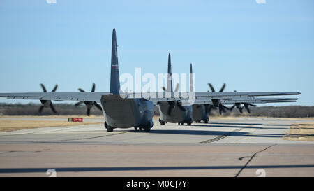 Drei US Air Force C-130J Super Hercules, für Abflug in Dyess Air Force Base, Texas, Jan. 8, 2018 vorbereiten. Stockfoto