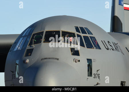 Ein US Air Force C-130J Hercules Super Pilot die 317 Luftbrücke Flügel zugeordnet bereitet sich auf den Start am Dyess Air Force Base, Texas, Jan. 8, 2018. Stockfoto