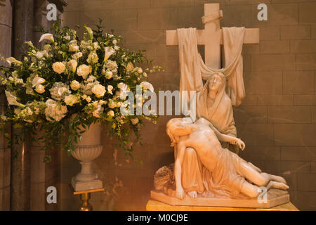 LONDON, Großbritannien - 17 September, 2017: Die marmorstatue der Pieta in der Kirche von St. James Spanisch von J.F. Bentley vom Ende des 19. Jhs. Stockfoto