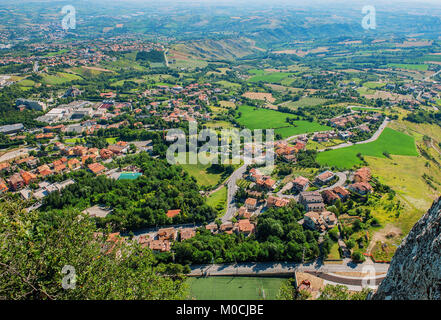 Der Blick von der Festung von San Marino auf dem Berg und Umgebung an einem sonnigen Sommertag. Die horizontalen Rahmen. Stockfoto