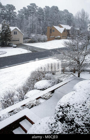 Verschneite Nachbarschaft in Atlanta, Georgia. (USA) Stockfoto