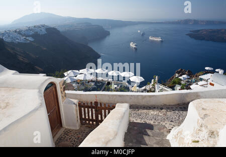 SANTORINI, Griechenland - OKTOBER 7, 2015: Die Outlook über das luxuriöse Resort in Imerovigili mit den Kreuzfahrten und Na Kameni Insel zu Caldera. Stockfoto