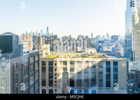 New York City, USA - 27. Oktober 2017: Luftaufnahme des urbanen Stadtlandschaft, Skyline, Dachgarten, Gebäude, Wolkenkratzer in NEW YORK CITY Chelsea West Side Stockfoto