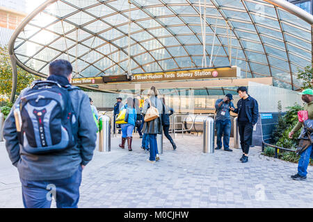 New York City, USA - 27. Oktober 2017: Transit Eingabe von Zeichen in New York Chelsea West Side 34th Street Hudson Yards Subway Station nach der Arbeit auf Stockfoto