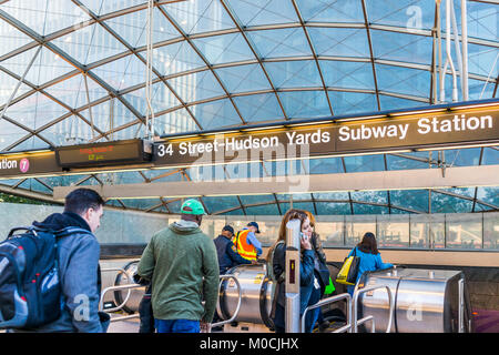 New York City, USA - 27. Oktober 2017: Transit Eingabe von Zeichen in New York Chelsea West Side 34th Street Hudson Yards Subway Station nach der Arbeit auf Stockfoto