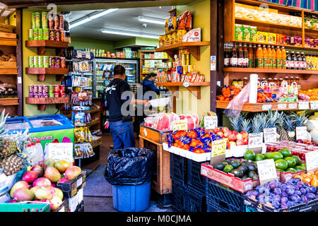 Bronx, USA - Oktober 28, 2017: Günstige Obst Gemüse stand Essen Display markt Shop Verkauf Anzeige in Fordham Höhen Center, New York City, New York Stockfoto