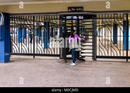 Bronx, USA - Oktober 28, 2017: Leere U-Bahnstation mit jungen Mädchen in der U-Bahn in New York City Transit Fordham Road an. Stockfoto