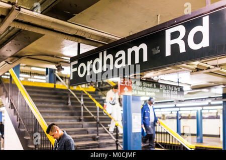 Bronx, USA - Oktober 28, 2017: U-Bahnstation mit Menschen zu Fuß in U-Transit in NYC Fordham Road Höhen, Nahaufnahme von Zeichen Stockfoto