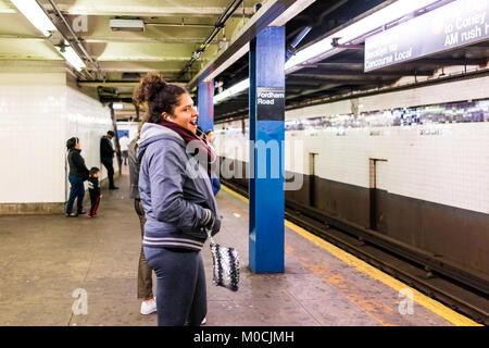 Bronx, USA - Oktober 28, 2017: U-Bahnsteig in der U-Bahn in New York City Transit Bronx Fordham Road Höhen mit Zeichen auf Fliesen- wand, junges Mädchen wird Stockfoto