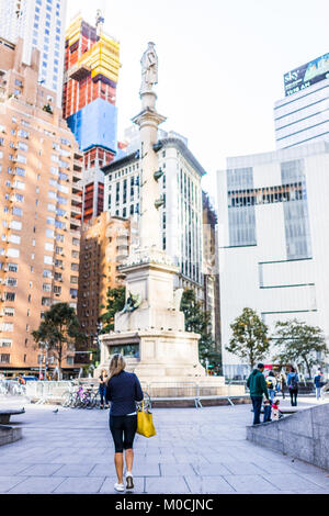 New York City, USA - Oktober 28, 2017: Christopher Columbus Circle in Midtown Manhattan mit Statue, Wolkenkratzer, Bau, Menschen zu Fuß, founta Stockfoto