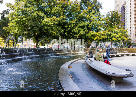 New York City, USA - Oktober 28, 2017: Brunnen in Midtown Manhattan mit Personen sitzen auf Bänken essen von Christopher Columbus Circle Statue, auf s Stockfoto