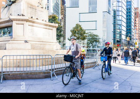 New York City, USA - Oktober 28, 2017: Midtown Manhattan mit dem Fahrrad zu Fuß von Christopher Columbus Circle statue Zeichen an einem sonnigen Tag Stockfoto