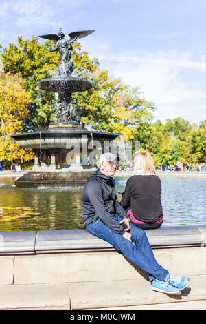 New York City, USA - Oktober 28, 2017: Manhattan NYC Central Park bei Bethesda Arcade Terrasse mit Brunnen, Menschenmenge romantische Paare auf Sitzung Stockfoto