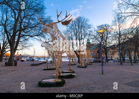Elche Skulpturen aus Lichterketten dekorieren Nybroplan für die Weihnachtszeit in Stockholm, Schweden Stockfoto