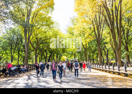 New York City, USA - Oktober 28, 2017: Manhattan NYC Central Park mit Menschen zu Fuß auf der Straße Gasse, Bänke im Herbst Herbst Jahreszeit mit gelben Vibra Stockfoto