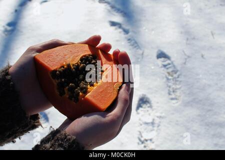 Frau mit einem Papaya. Stockfoto