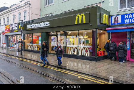 Die McDonalds Fast Food Restaurant an der Church Street in Croydon, South London an einem bewölkten Tag. Stockfoto