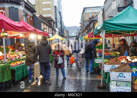 Obst und Gemüse Stände in Surrey Street Market in Croydon, South London stellte im Januar 2018. Stockfoto