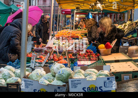 Obst und Gemüse im Surrey Street Market in Croydon, South London. Stockfoto