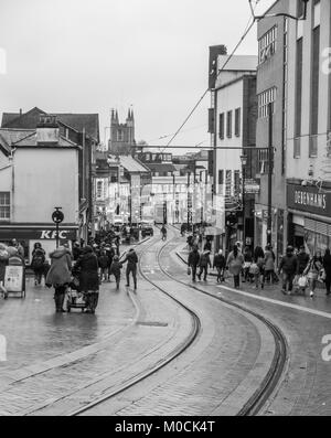 Ein schwarz-weiß Foto der Szene, die Church Street in Croydon, London. Straßenbahnschienen Serpentine hinunter die Straße. Stockfoto