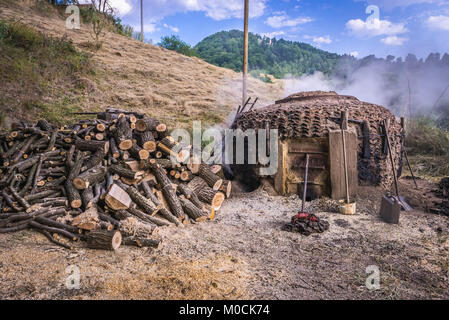 Traditionelle Methode der Kohle-produktion Methode in Moravica Lucani Gemeinde, Bezirk von Serbien Stockfoto