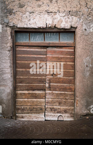 Holz Tür, Scheune in Trentino Alto Adige, Italien Stockfoto