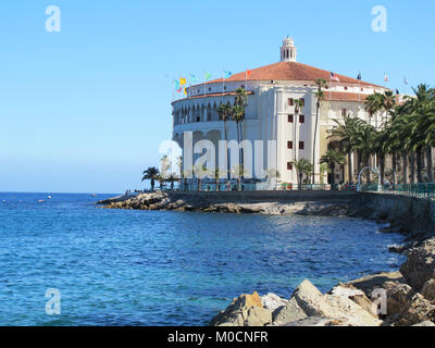 Catalina Island, CA/USA - Sept. 2015: Blick auf das historische Casino ("Treffpunkt" im Italienischen) Gebäude, nördlich der Stadt von Avalon. Stockfoto