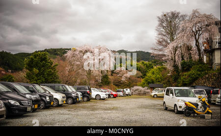 Nara, Japan - Apr 4, 2014. Parkplatz auf dem Berg Yoshino in Nara, Japan. Nara ist Japan erste dauerhafte Kapital, wurde im Jahr 710 an Heij etabliert Stockfoto