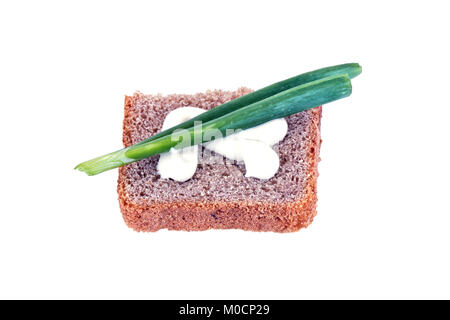 Stück schwarzes Brot mit Mayonnaise und Zwiebeln auf weißem Hintergrund Stockfoto