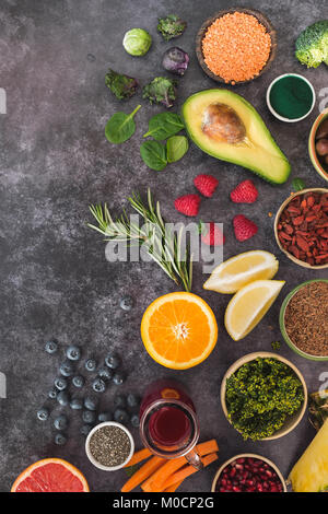 Superfoods. Eine Anordnung von superfoods mit Samen, Hülsenfrüchte, Obst und Gemüse. Ansicht von oben, leeren Raum, dunklen Hintergrund Stockfoto