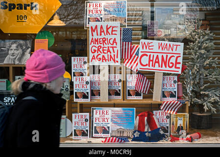 Das Buch Feuer und Wut von Michael Wolff auf Anzeige im Fenster von Waterstones Buchhandlung an der Princes Street, Edinburgh, Schottland, Großbritannien. Stockfoto