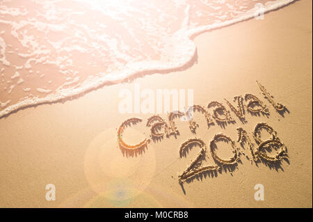 Nachricht für Karneval 2018 auf glatten Sand Strand in Rio de Janeiro, Brasilien geschrieben Stockfoto