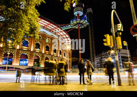 Nacht Blick auf das Einkaufszentrum Las Arenas, das war eine ehemalige Stierkampfarena Plaza España, Barcelona, Katalonien, Spanien. Stockfoto