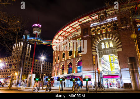 Nacht Blick auf das Einkaufszentrum Las Arenas, das war eine ehemalige Stierkampfarena Plaza España, Barcelona, Katalonien, Spanien. Stockfoto