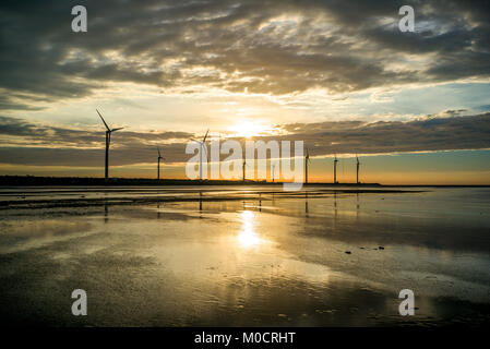 Sillouette von Wind Turbine array an Gaomei Feuchtgebiet Stockfoto